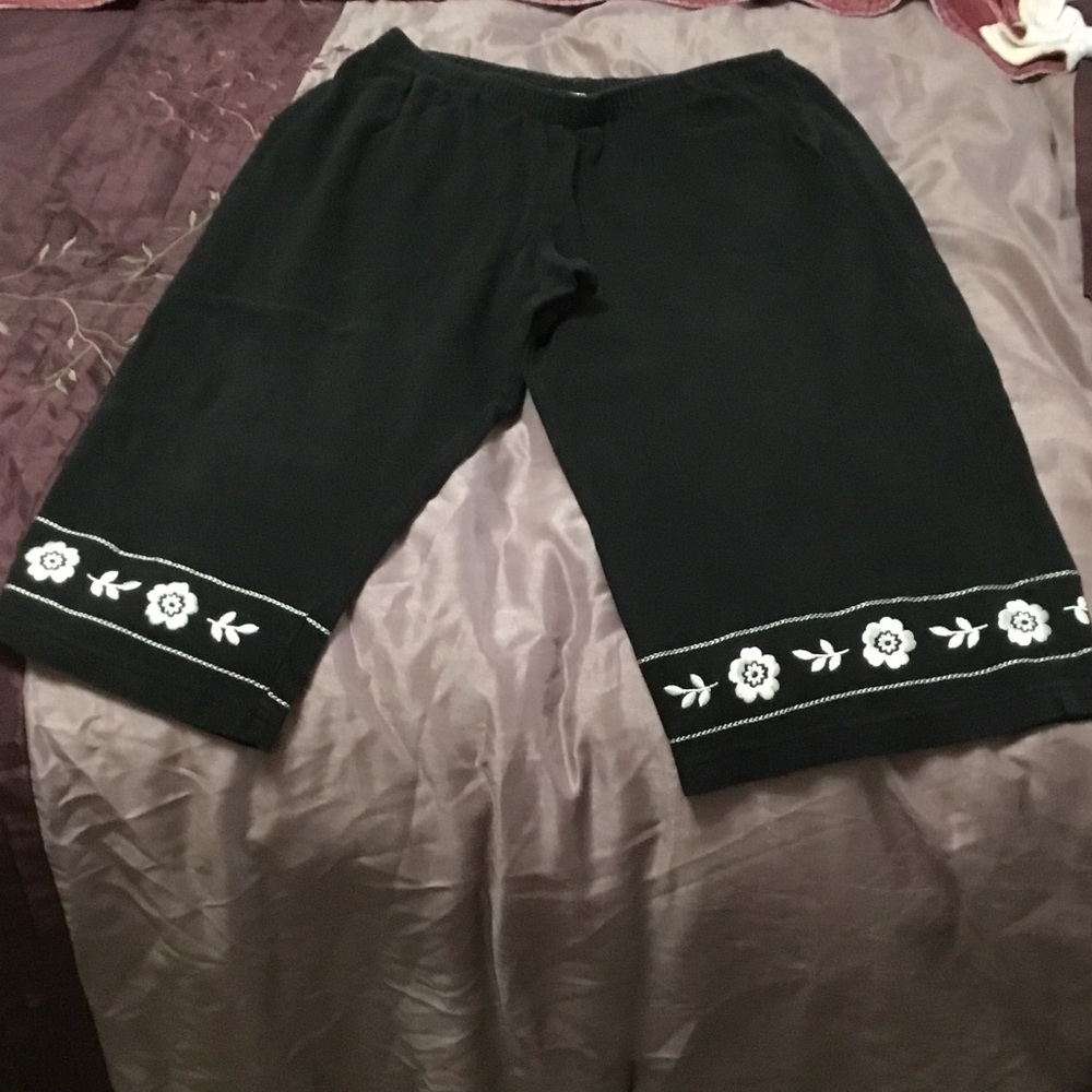 Cathy Daniels Black Capris with White Floral Embroidery